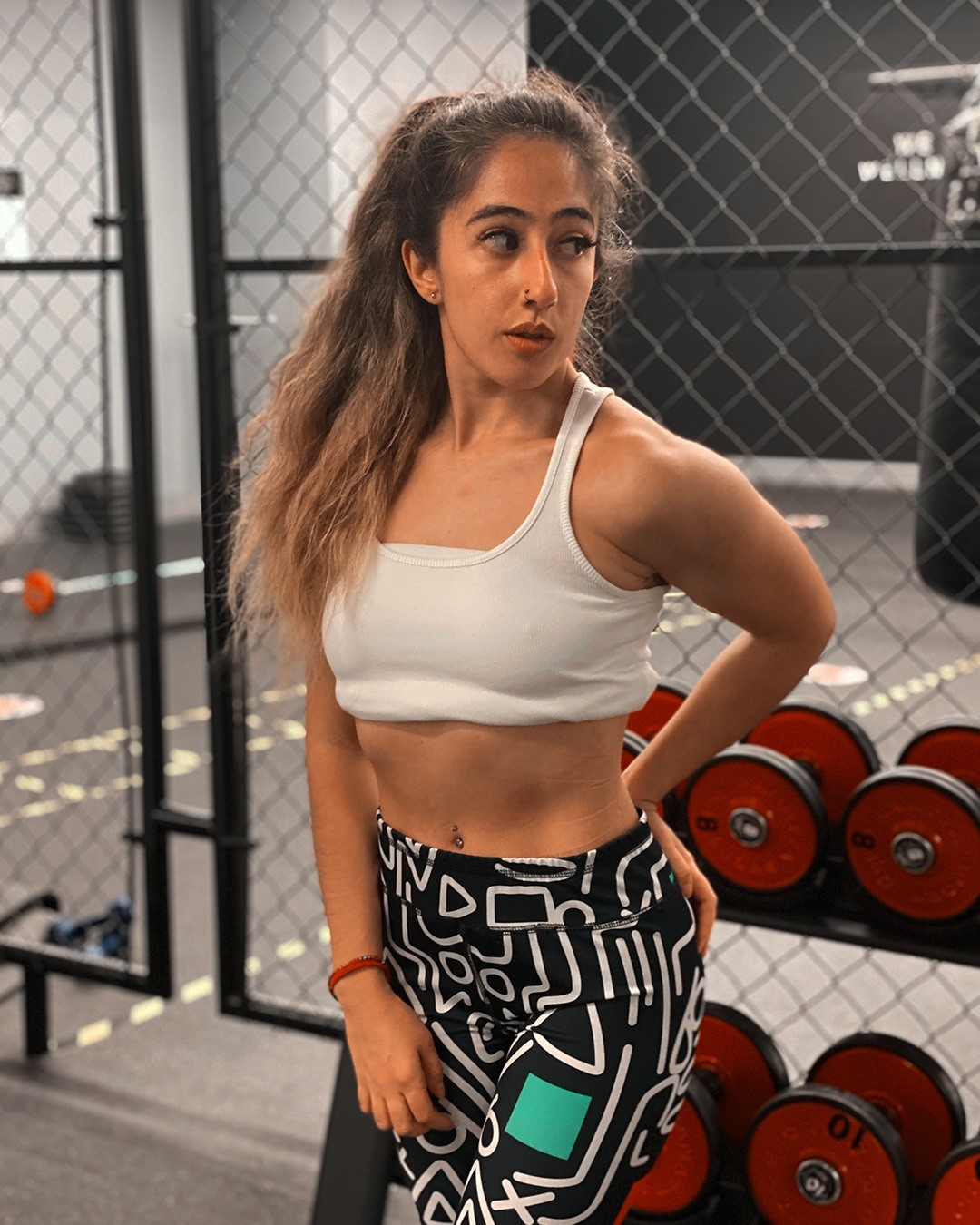 Suhaila en el gimnasio, con top blanco