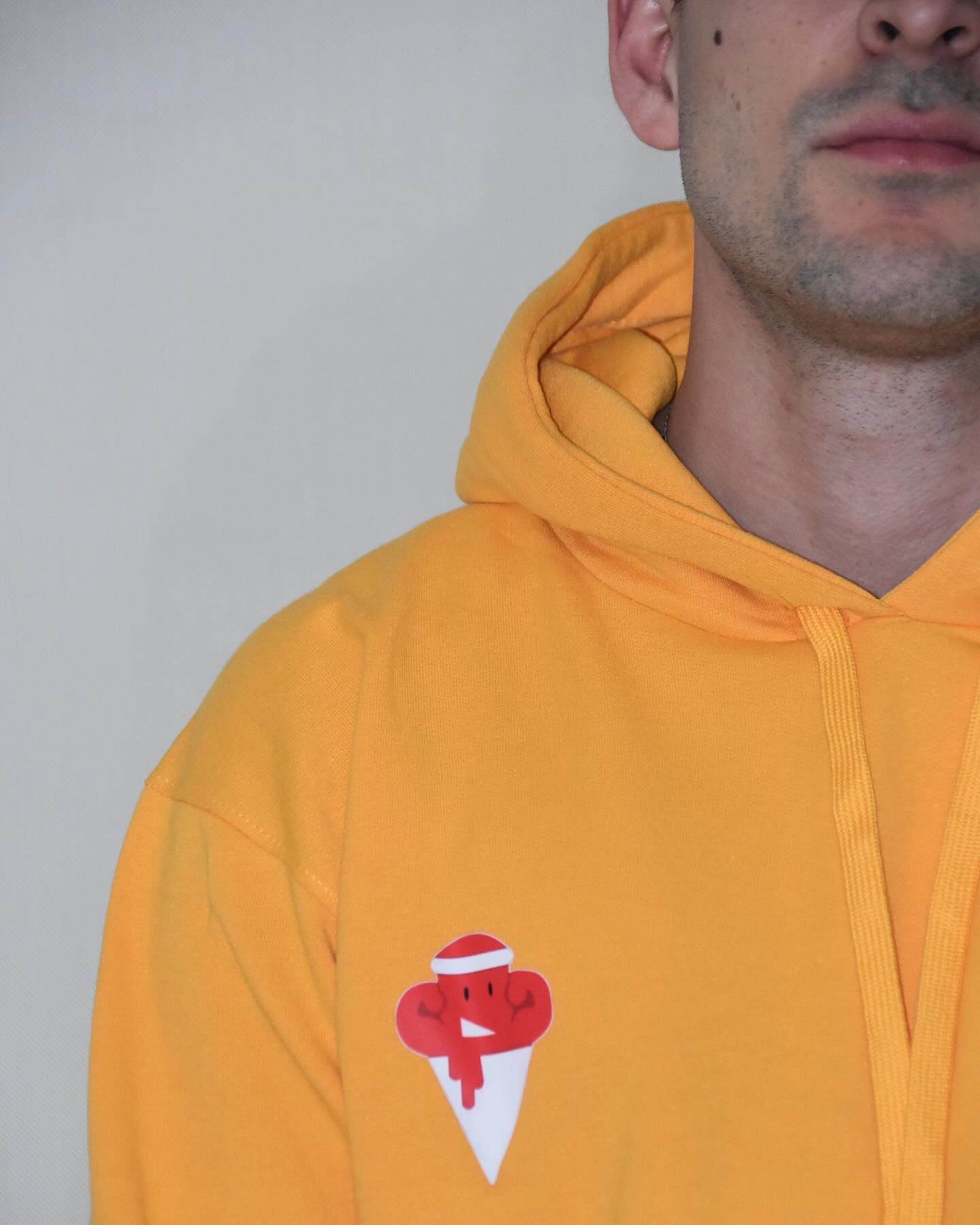 Sudadera amarilla Strength con emblema de color
